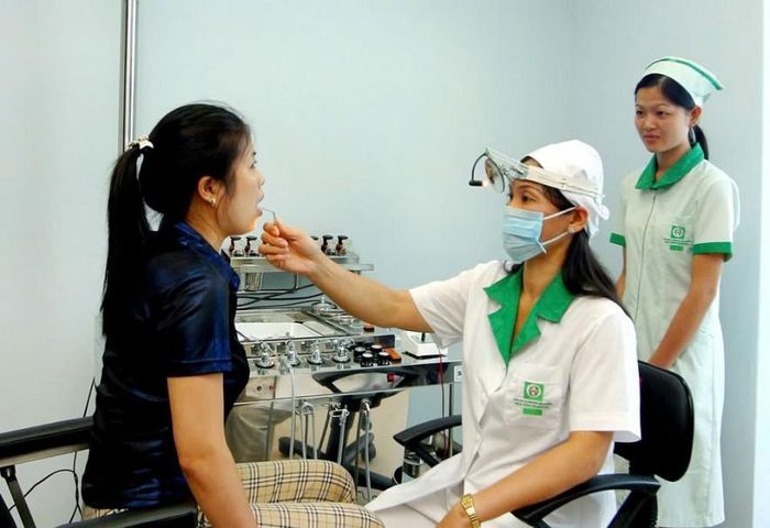 Để bảo đảm đầy đủ quyền lợi, người tham gia nên đi khám tại cơ sở đăng ký khám, chữa bệnh ban đầu (Trong ảnh: Người dân khám chữa bệnh tại bệnh viện Hòe Nhai - Hà Nội). Ảnh: An Thư