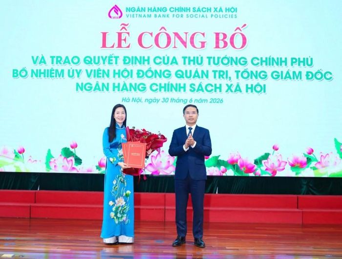 Thống đốc Ngân hàng Nhà nước Phạm Đức Ấn - Chủ tịch Hội đồng Quản trị Ngân hàng Chính sách xã hội trao Quyết định bổ nhiệm của Thủ tướng Chính phủ cho bà Nguyễn Thị Hằng - Ủy viên Hội đồng Quản trị, Tổng Giám đốc Ngân hàng Chính sách xã hội. Ảnh: CTV