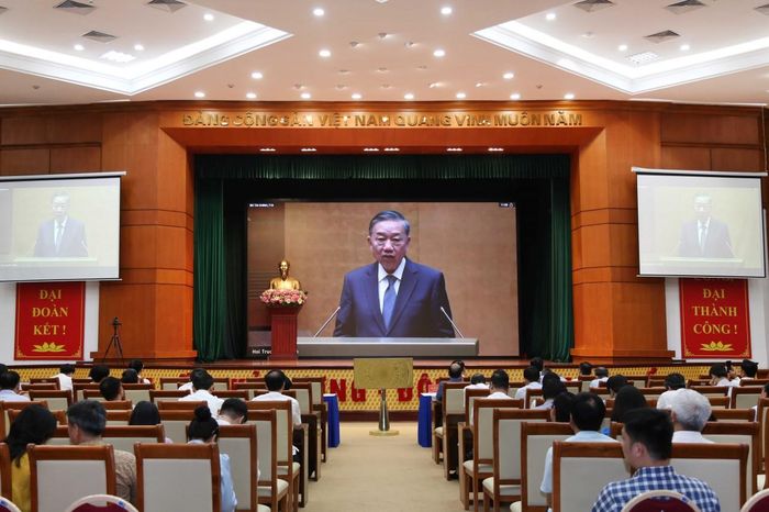 Các đại biểu tham dự hội nghị tại điểm cầu Bộ Tài chính nghe phát biểu chỉ đạo của Tổng Bí thư, Chủ tịch nước Tô Lâm. Ảnh: Đức Minh