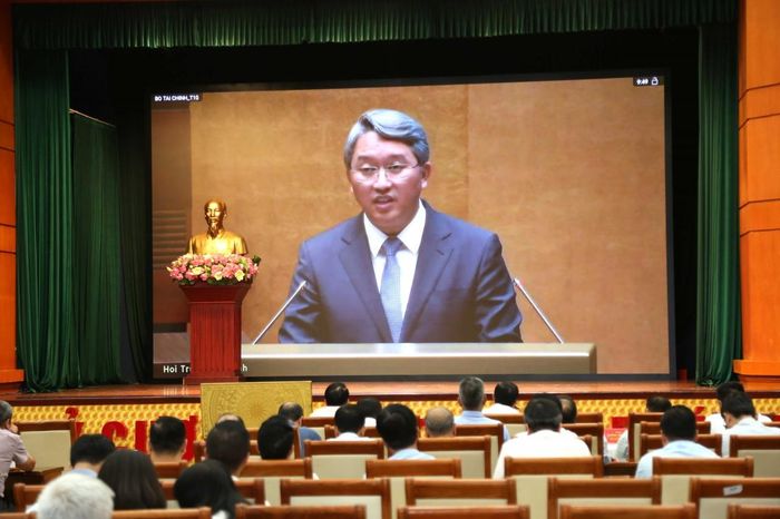 Các đại biểu tham dự hội nghị tại điểm cầu Bộ Tài chính nghe đồng chí Nguyễn Hải Ninh - Ủy viên Trung ương Đảng, Chánh Văn phòng Trung ương Đảng trình bày báo cáo. Ảnh: Đức Minh