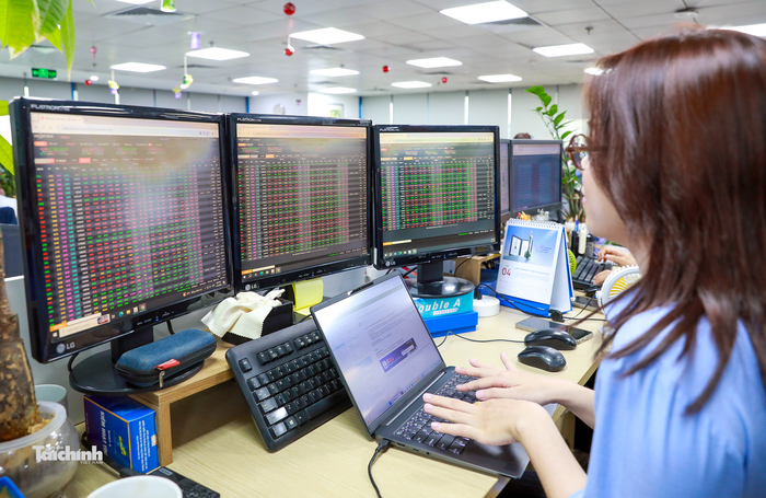VN-Index vẫn đang trong giai đoạn tích lũy với biên độ dao động ngày càng thu hẹp dưới vùng kháng cự mạnh 1.900 - 1.930 điểm. Ảnh Đức Thanh
