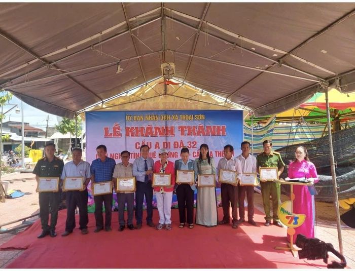 Các tập thể nhận giấy khen của Ủy ban nhân dân xã Thoại Sơn