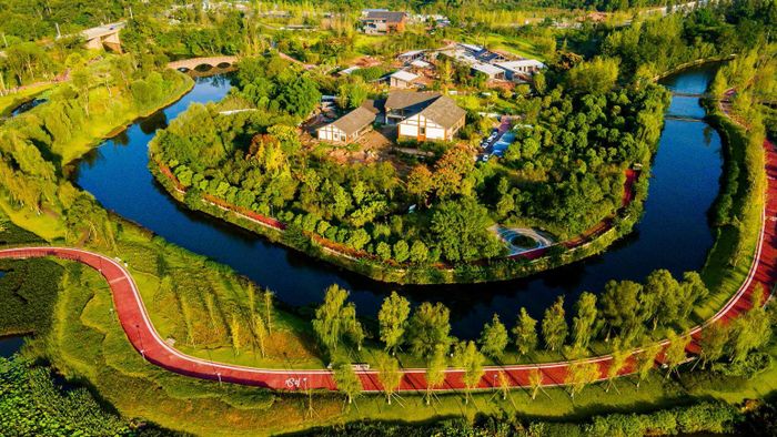 "Đường ven sông (Greenway) Thung lũng Trí tuệ Lộc Khê (Luxi Zhigu) tại Thành Đô, Trung Quốc là một 'thành phố bọt biển' được thiết kế để thấm hút nước. (Ảnh: Costfoto/Future Publishing/Getty Images)