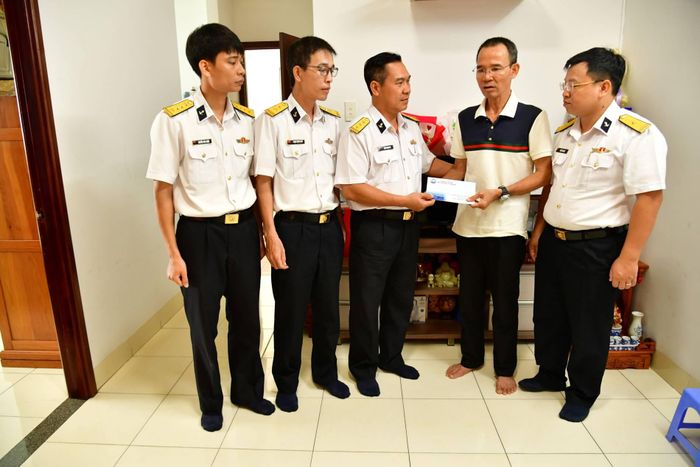 Gặp gỡ, động viên, trao quà cho quân nhân điều trị bệnh dài ngày.