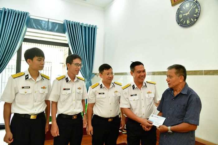 Trao quà cho thương binh từng công tác tại Lữ đoàn 171 Vùng 2 Hải quân.