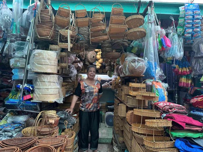 Bà Thái Thị Minh Hiếu cho biết, điều níu giữ những tiểu thương ở lại với chợ Bình Tây chính là sự sẻ chia, đùm bọc và tình nghĩa giữa những con người chung một ngôi chợ.