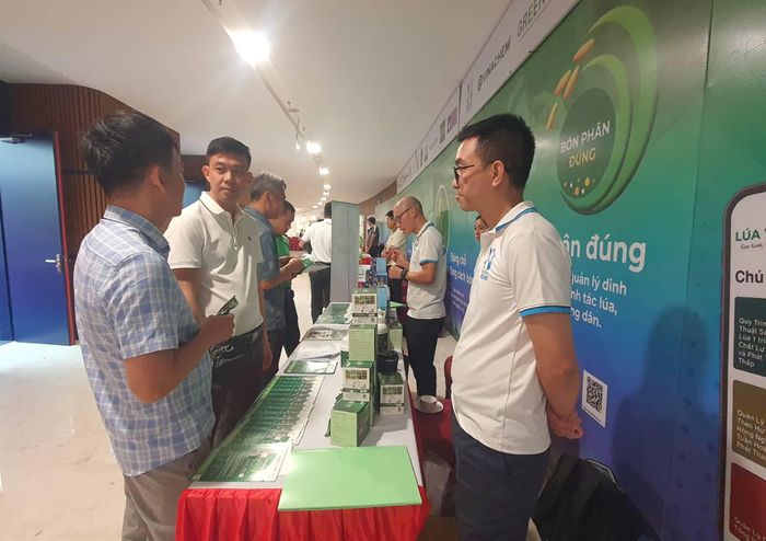 Các đại biểu và khách mời tham quan các gian hàng trưng bày. (Ảnh: Phương Nam)