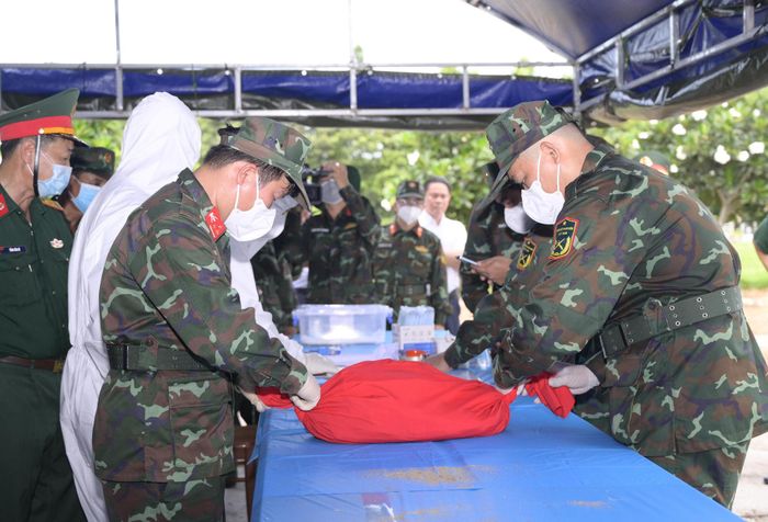 Quy trình kỹ thuật, bảo đảm từng bước lấy mẫu đều chính xác, an toàn và đúng quy định. Ảnh: Phương Vũ
