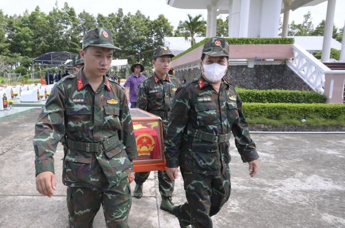 Lực lượng làm nhiệm vụ luôn ý thức rằng: Mỗi mẫu ADN không chỉ là dữ liệu khoa học mà còn là sự tri ân đối với các Anh hùng Liệt sĩ. Ảnh: Phương Vũ