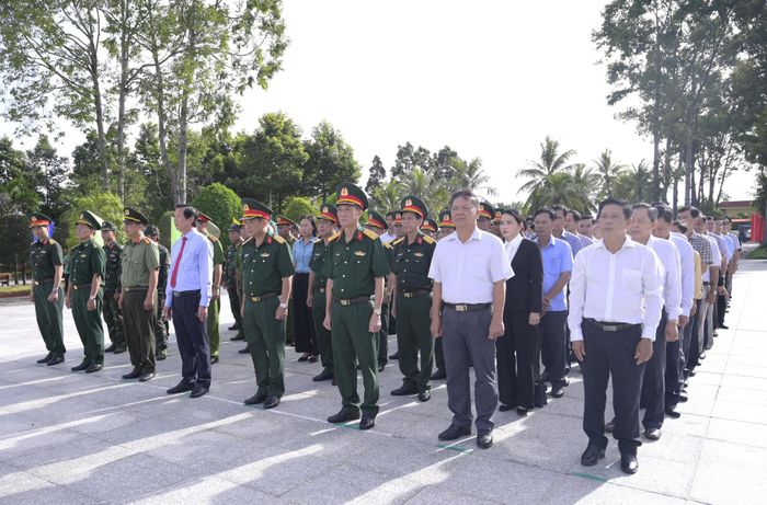 Đoàn đại biểu dành phút mặc niệm tưởng nhớ về sự hy sinh của các Anh hùng Liệt sĩ. Ảnh: Phương Vũ