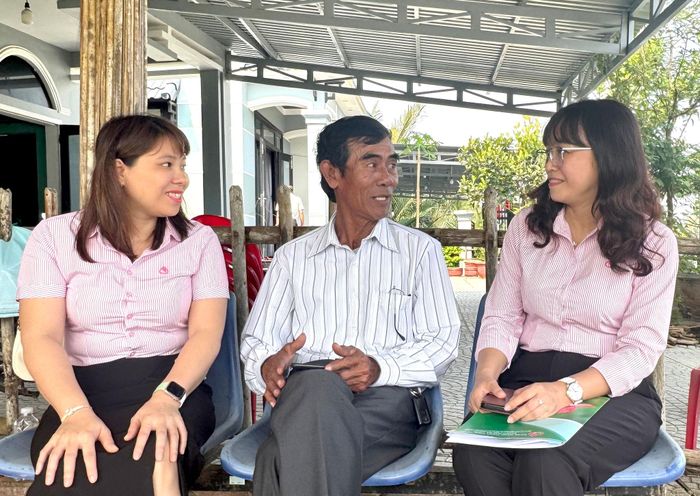 Cán bộ NHCSXH Hội An Đông và Tổ trưởng Trần Rô thường xuyên trao đổi tình hình của các hộ vay.