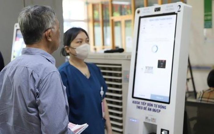 Cử tri kiến nghị xem xét, miễn phí bảo hiểm y tế cho người từ 60 tuổi trở lên. Ảnh minh họa