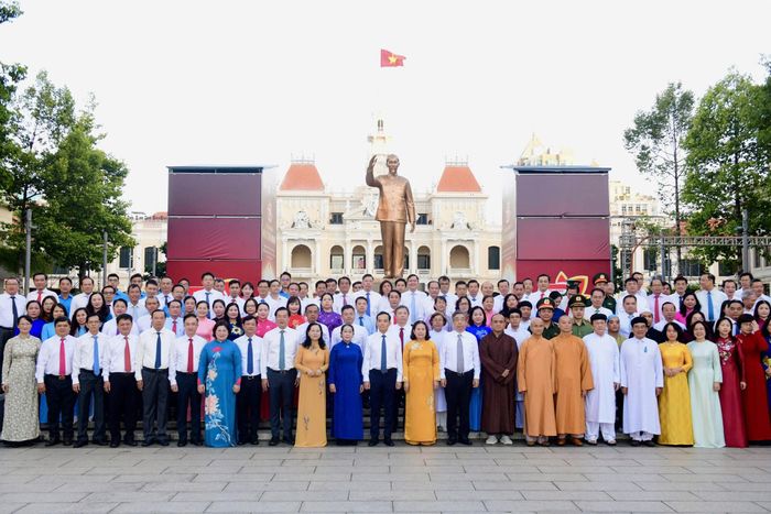 Đoàn lãnh đạo, nguyên lãnh đạo TP. Hồ Chí Minh chụp ảnh lưu niệm trước tượng đài Chủ tịch Hồ Chí Minh tại Công viên Tượng đài Hồ Chí Minh