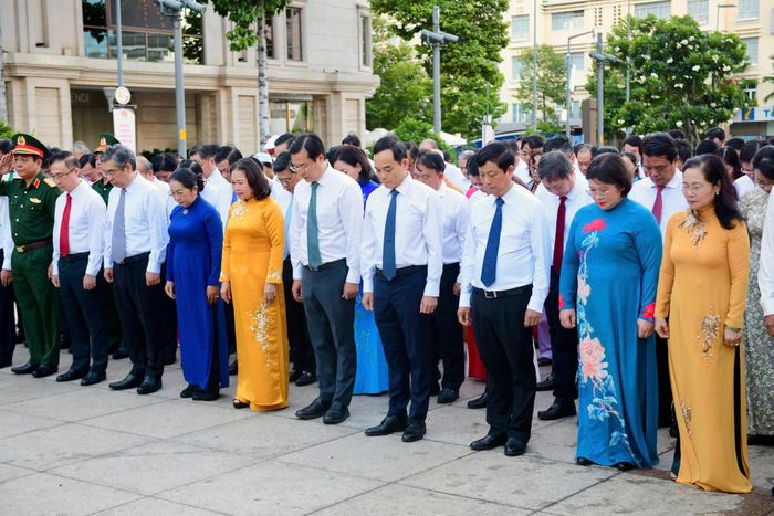 Đoàn đại biểu TP. Hồ Chí Minh mặc niệm, bày tỏ lòng thành kính tưởng nhớ Chủ tịch Hồ Chí Minh