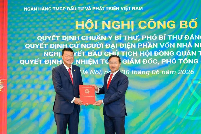 Thống đốc Ngân hàng Nhà nước Phạm Đức Ấn (phải) trao Quyết định chuẩn y Bí thư Đảng ủy BIDV cho Chủ tịch HĐQT BIDV Lê Ngọc Lâm