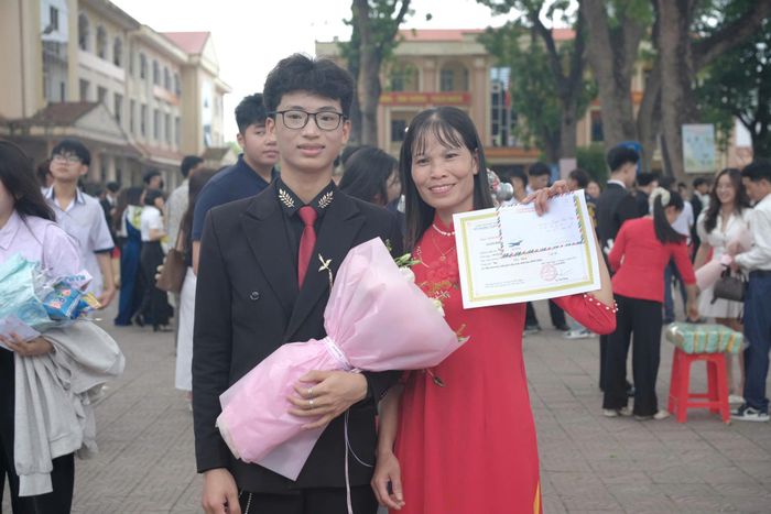 Khắc Công cùng mẹ trong lễ tốt nghiệp tại trường THPT. Ảnh: Nhân vật cung cấp