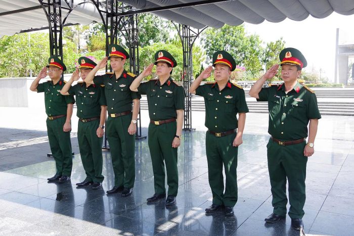 Đoàn công tác Quân khu 4 do Thiếu tướng Lê Văn Trung, Phó Chính ủy Quân khu, Trưởng Ban Chỉ đạo tìm kiếm, quy tập và xác định danh tính hài cốt liệt sĩ Quân khu 4 làm trưởng đoàn đến đến dâng hương, dâng hoa tưởng niệm các Anh hùng liệt sĩ tại Nghĩa trang Liệt sĩ Quốc tế Đường 9
