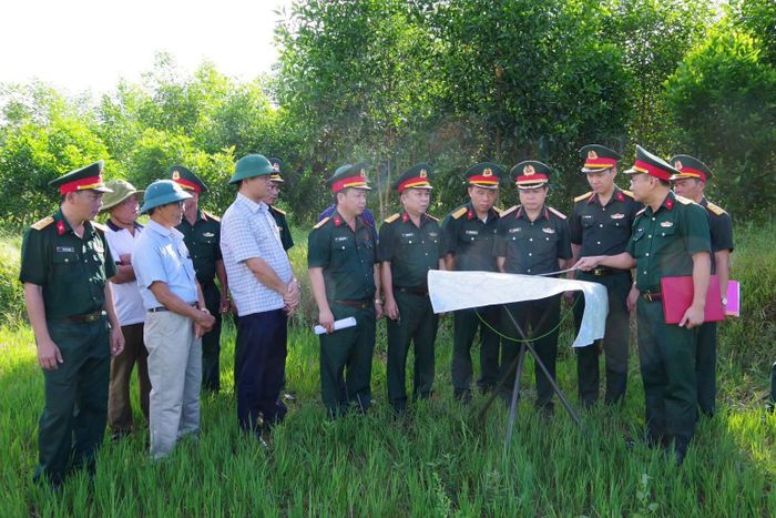 Đoàn công tác Quân khu 4 do Thiếu tướng Lê Văn Trung, Phó Chính ủy Quân khu, Trưởng Ban Chỉ đạo tìm kiếm, quy tập và xác định danh tính hài cốt liệt sĩ Quân khu 4 làm trưởng đoàn đã khảo sát thực địa tại khu vực Câu Nhi, xã Nam Hải Lăng, tỉnh Quảng Trị