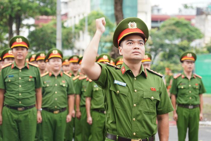 Có những lời thề được khắc ghi bằng trái tim. Với cán bộ, chiến sĩ Công an nhân dân, Lời thề danh dự không chỉ được đọc trong các buổi lễ, mà còn được thể hiện qua từng ngày rèn luyện, từng động tác điều lệnh chuẩn xác, từng bài võ dứt khoát và tinh thần sẵn sàng nhận, hoàn thành mọi nhiệm vụ được giao.