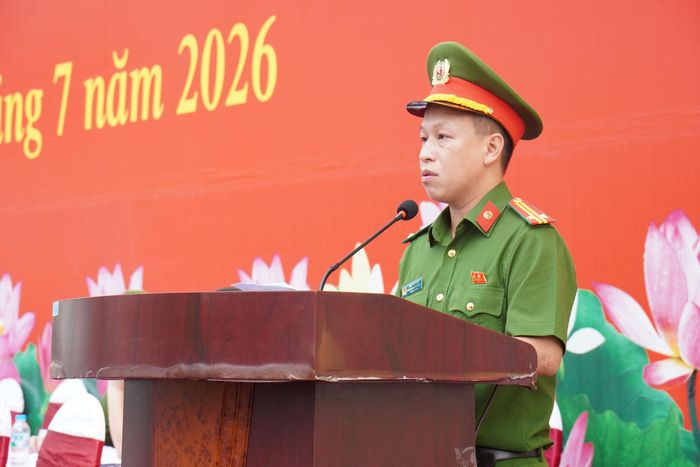Trung tá Ngô Thái Sơn - Trưởng Công an phường Tây Hồ phát biểu khai mạc chương trình.