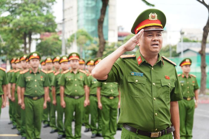 Thiếu tá Ngô Minh Đức - Phó Trưởng Công an phường Tây Hồ chỉ huy trung đội, thực hiện tập huấn Điều lệnh, võ thuật Công an nhân dân.