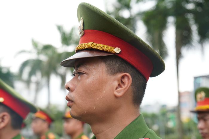 Những giọt mồ hôi lặng lẽ rơi trên thao trường không chỉ là minh chứng cho những giờ phút luyện tập nghiêm túc, mà còn là biểu tượng của ý chí, bản lĩnh và tinh thần kỷ luật của mỗi cán bộ, chiến sĩ.