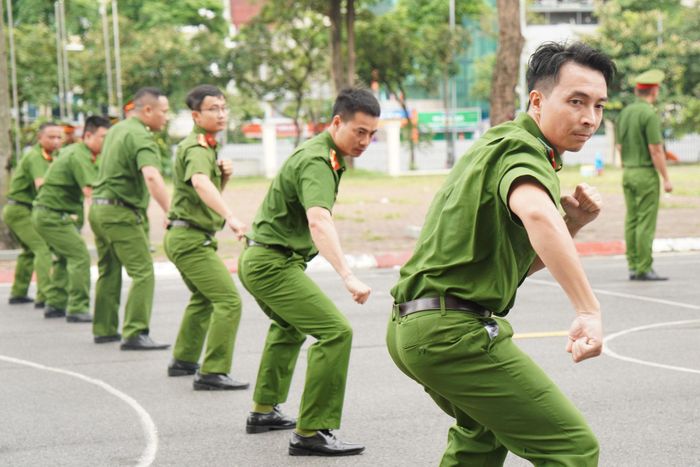 Những thế võ uy lực, những động tác điều lệnh dứt khoát hòa cùng nhịp bước đều tăm tắp đã tạo nên khí thế sôi nổi trên sân kiểm tra.