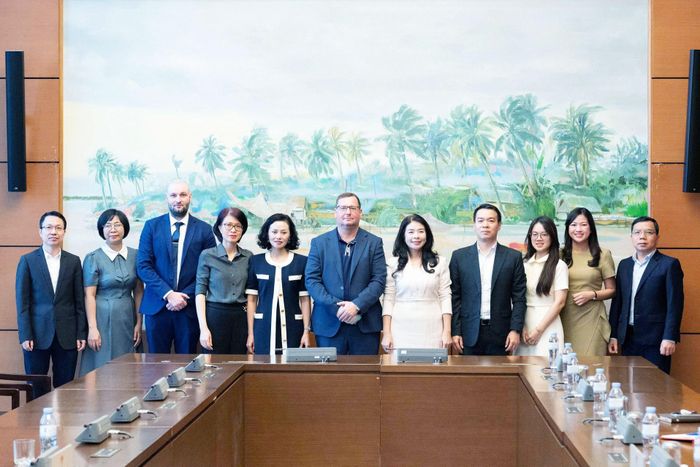 Phó Chủ nhiệm Văn phòng Quốc hội Lê Thu Hà cùng Trưởng đại diện Tổ chức Hanns Seidel Foundation, CHLB Đức tại Việt Nam Axel Neubert và các đại biểu