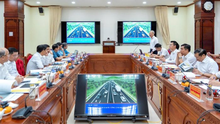 Quang cảnh buổi làm việc