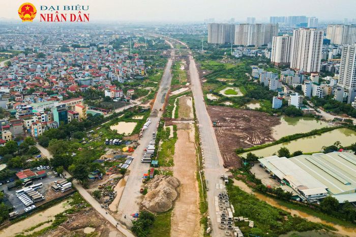 Trên các đoạn đã có mặt bằng sạch, nhà thầu đồng loạt triển khai thi công hệ thống thoát nước, xử lý nền đất, đắp nền đường và các hạng mục hạ tầng kỹ thuật