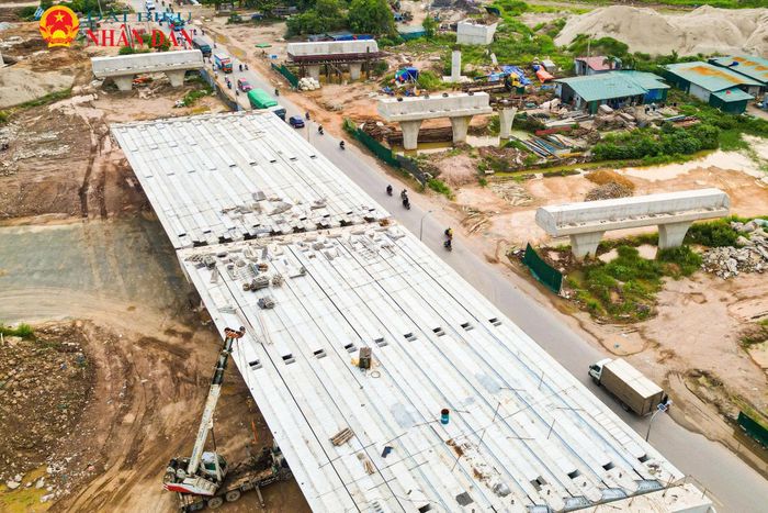 Tại công trường thi công cầu vượt QL6 nhiều mũi thi công được triển khai liên tục. Phần kết cấu chính của cầu đang bám sát tiến độ, trong khi hạng mục cọc khoan nhồi vẫn được triển khai đồng thời