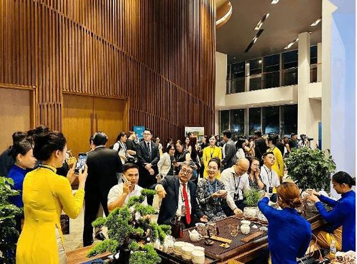 Quan khách thưởng thức trà DoiDep tại DANAFF 2026.