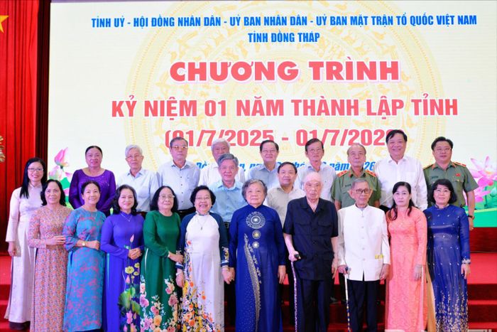 Các đại biểu chụp ảnh lưu niệm