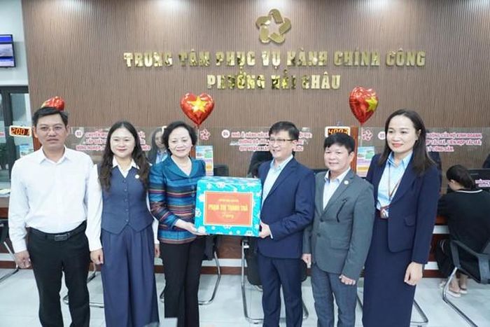 Phó Thủ tướng Chính phủ Phạm Thị Thanh Trà với cán bộ, công chức Trung tâm Phục vụ hành chính công phường Hải Châu trong chuyến thăm, kiểm tra tình hình vận hành mô hình chính quyền địa phương 2 cấp trên địa bàn phường. Ảnh: Hải Châu