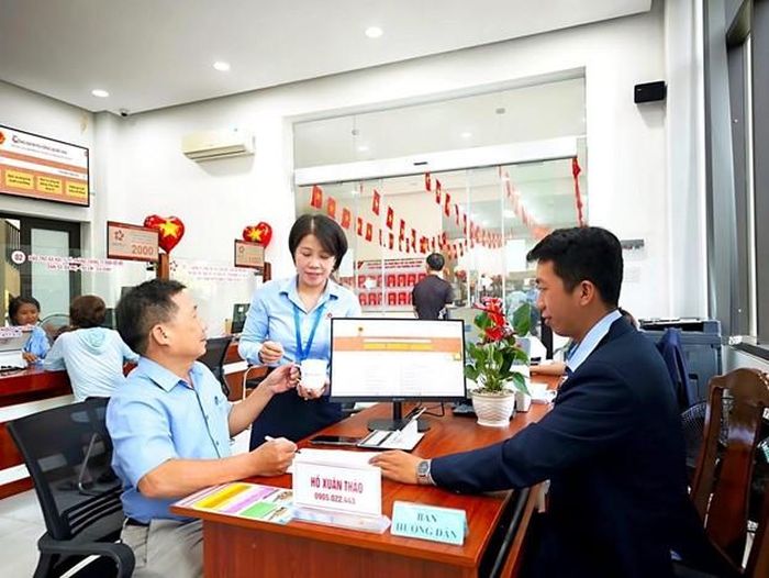 Công chức Trung tâm Phục vụ hành chính công phường Hải Châu hướng dẫn người dân làm thủ tục hành chính. Ảnh: Hải Châu