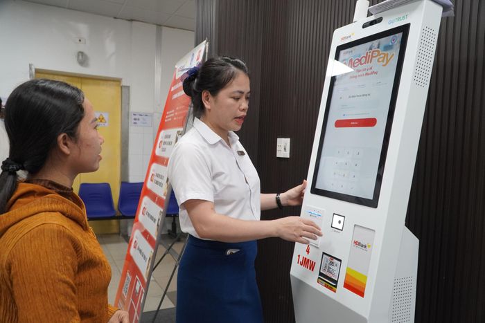 Bệnh nhân được hướng dẫn sử dụng thẻ BHYT khi đến khám, điều trị tại Bệnh viện Đà Nẵng