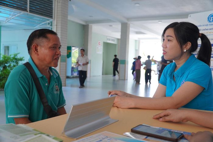 BHXH thành phố Đà Nẵng tuyên truyền về chính sách BHYT mới từ ngày 1/7/2026 ngay tại Bệnh viện Đà Nẵng.