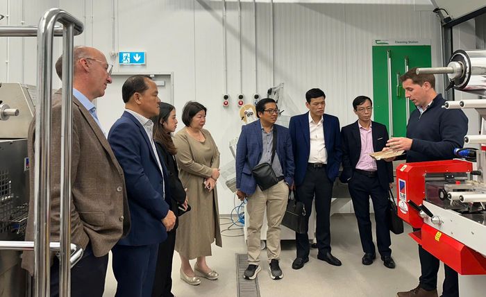 Đoàn thăm và làm việc tại Trung tâm nghiên cứu và đào tạo Teagasc chi nhánh Ashtown.