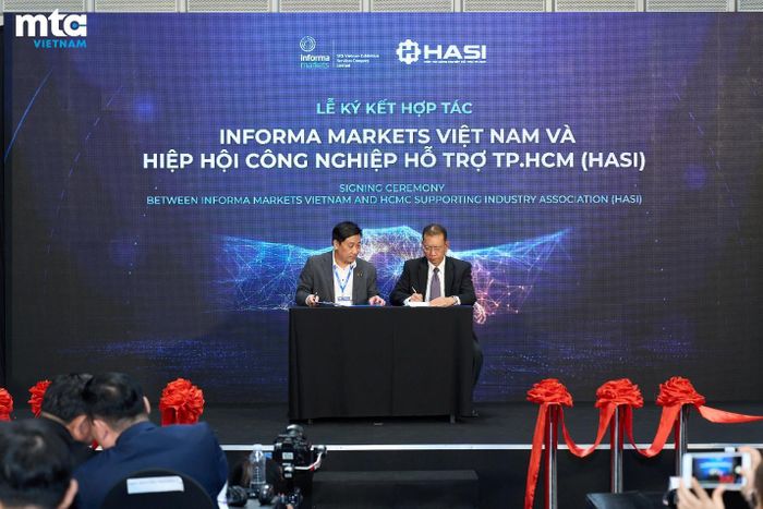 Đại diện Informa Markets Việt Nam và Chủ tịch HASI ký kế hợp tác.