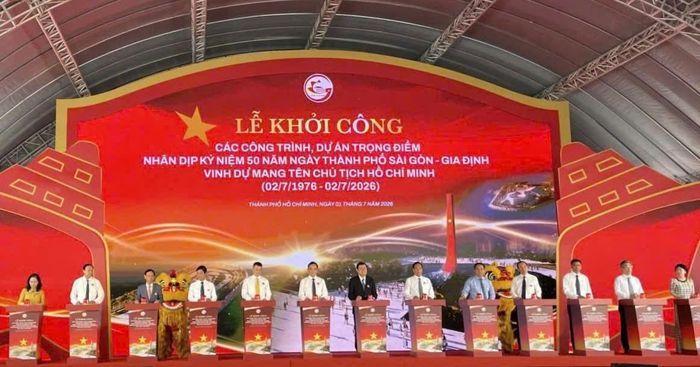 Các đại biểu bấm nút khởi công các công trình, dự án trọng điểm chào mừng kỷ niệm 50 năm ngày Thành phố Sài Gòn - Gia Định vinh dự mang tên Chủ tịch Hồ Chí Minh. Ảnh: Vingroup.