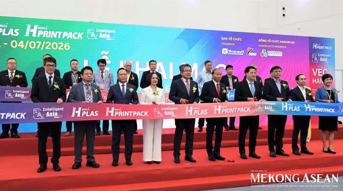  Các đại biểu thực hiện nghi thức cắt băng khai mạc chuỗi triển lãm. Ảnh: Thu Thảo/Mekong ASEAN. 