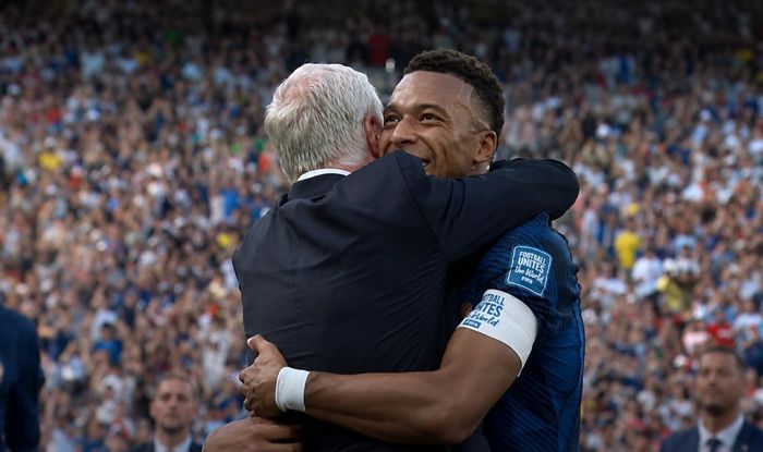 Mbappe chia vui với HLV Didier Deschamps