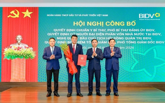 Thống đốc NHNN Phạm Đức Ấn, Phó Chủ nhiệm Ủy ban Kiểm tra Trung ương Đinh Hữu Thành và Chủ tịch HĐQT BIDV Phan Đức Tú trao Quyết định và tặng hoa chúc mừng đồng chí Lê Ngọc Lâm nhận nhiệm vụ mới