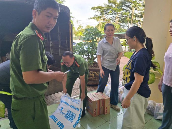 Đơn vị của Đại úy Lê Hùng Dương trong một lần làm từ thiện