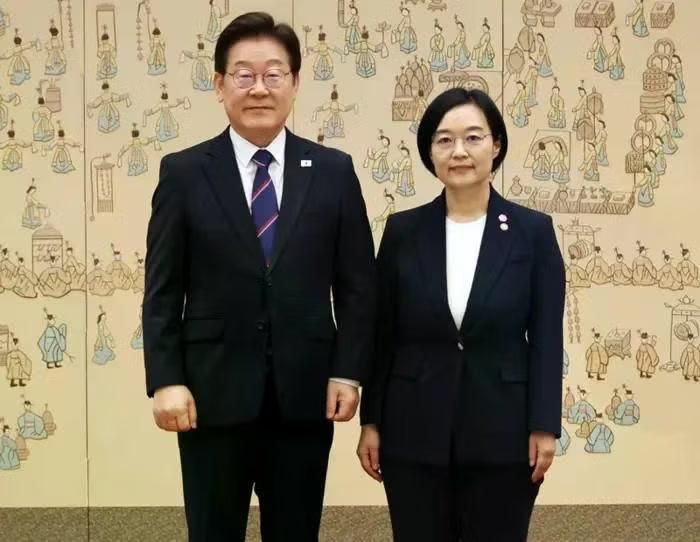 Tổng thống Hàn Quốc Lee Jae Myung và bà Han Seong-sook. Ảnh: Yonhap