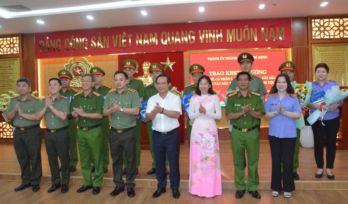 Lãnh đạo TP Hồ Chí Minh luôn ghi nhận và đánh giá cao những chiến công của Công an thành phố trong việc giữ gìn an toàn, an ninh trật tự góp phần phát triển kinh tế-xã hội thành phố.