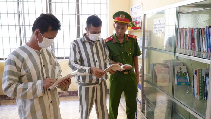 Phạm nhân tham gia đọc sách tại thư viện của trại tạm giam.