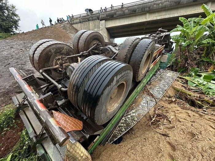 Phương tiện lật ngửa và hư hỏng nặng