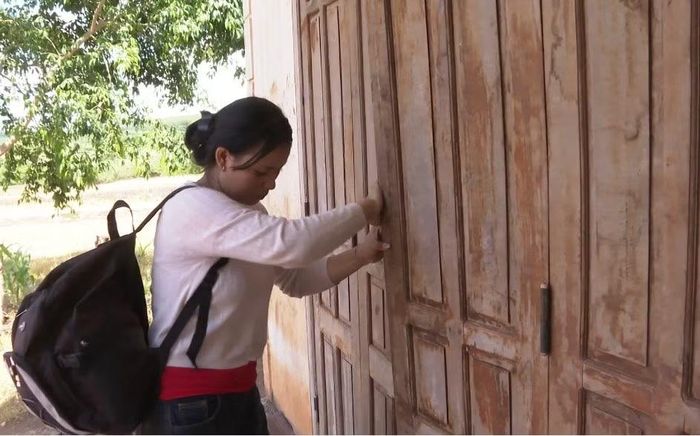 H’Kưm về lại ngôi nhà của gia đình cô ở làng Hra, xã Ia Ko, bị bỏ hoang đã lâu
