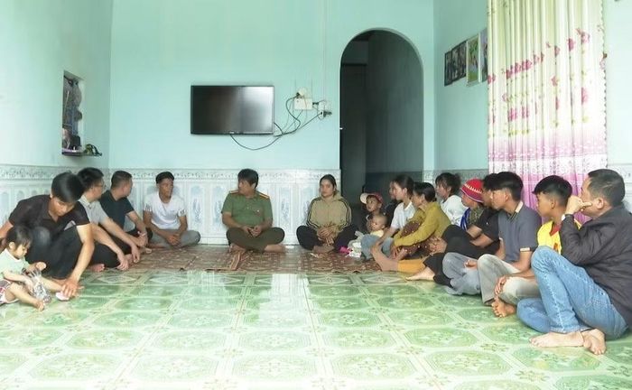 Cán bộ công an động viên những người hồi hương sớm ổn định cuộc sống